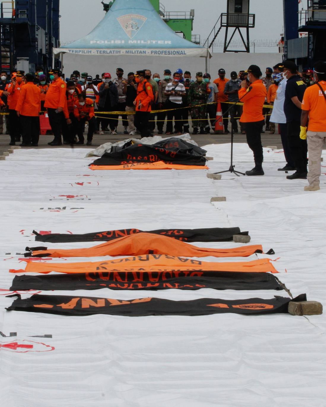 Partes de cuerpos, fragmentos y un pantaloncito rosa fueron hallados este domingo en la costa de la capital de Indonesia, Yakarta, donde un Boeing que realizaba un vuelo doméstico con 62 personas a bordo se estrelló en el mar. 