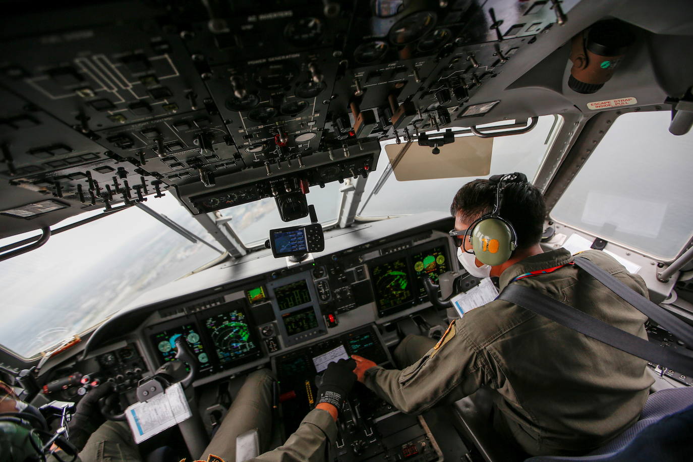 Partes de cuerpos, fragmentos y un pantaloncito rosa fueron hallados este domingo en la costa de la capital de Indonesia, Yakarta, donde un Boeing que realizaba un vuelo doméstico con 62 personas a bordo se estrelló en el mar. 