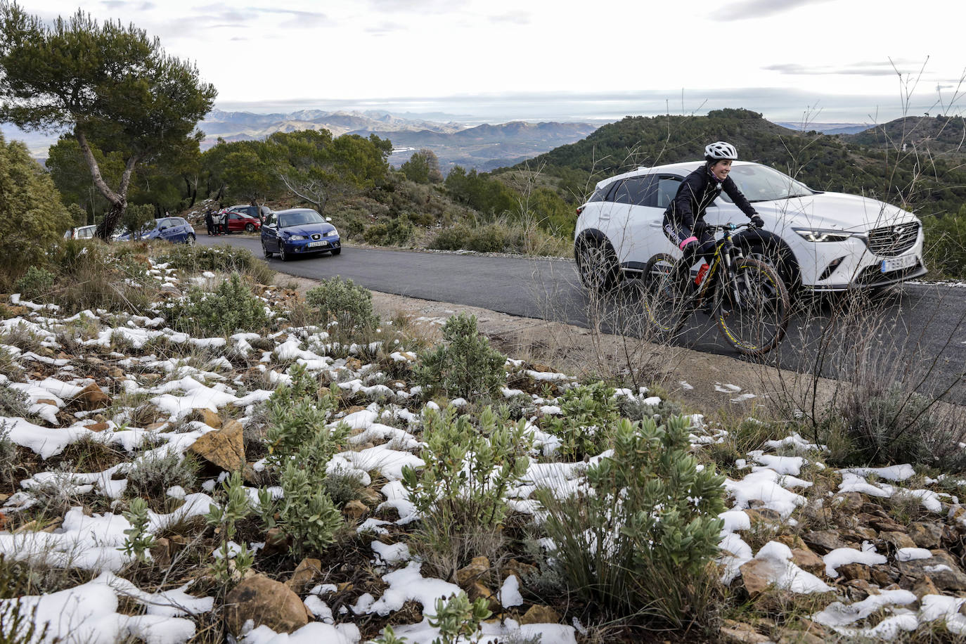 Fotos: Miles de conductores desoyen los avisos y colapsan carreteras valencianas por ver la nieve