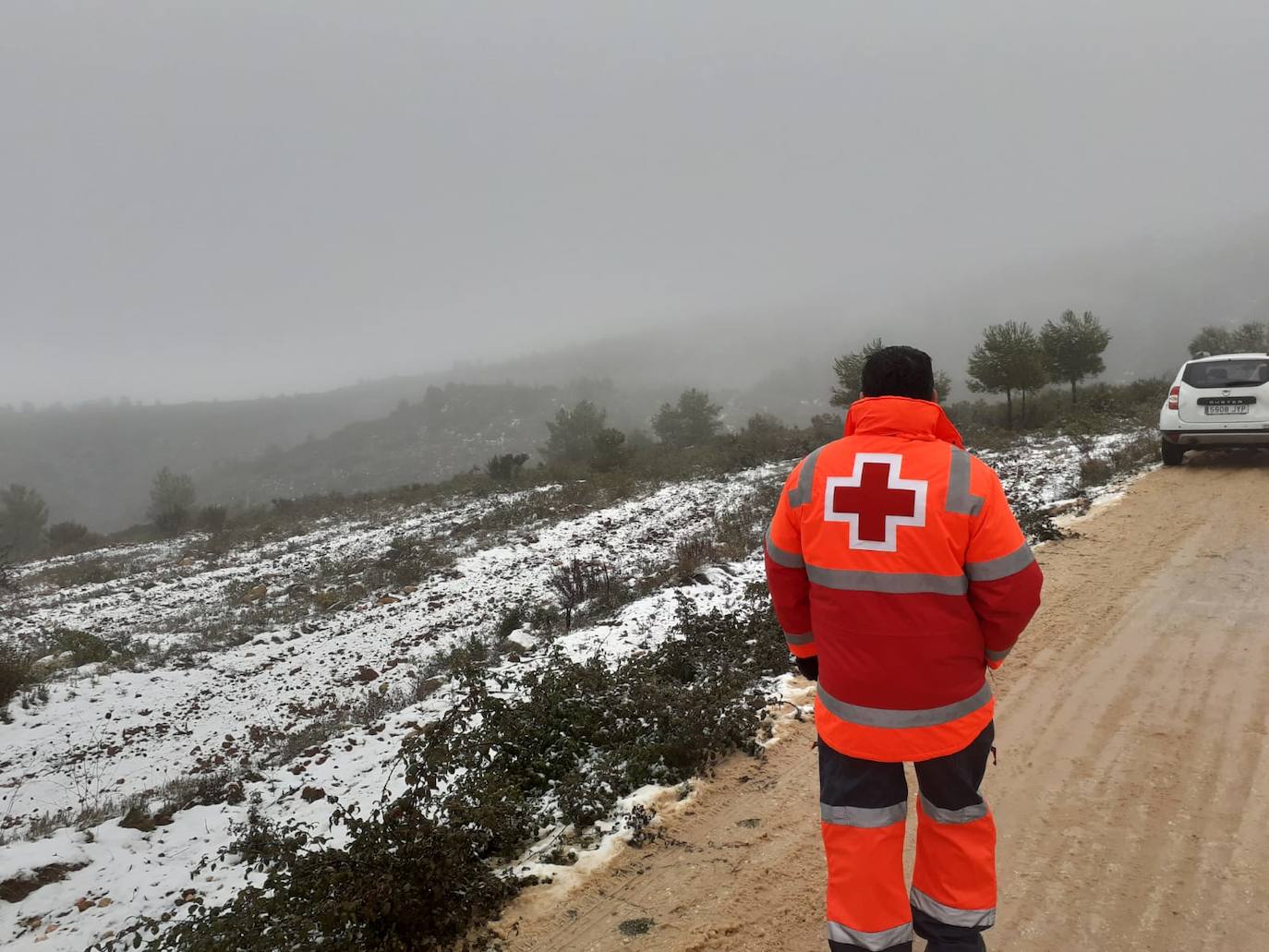 Fotos: Miles de conductores desoyen los avisos y colapsan carreteras valencianas por ver la nieve