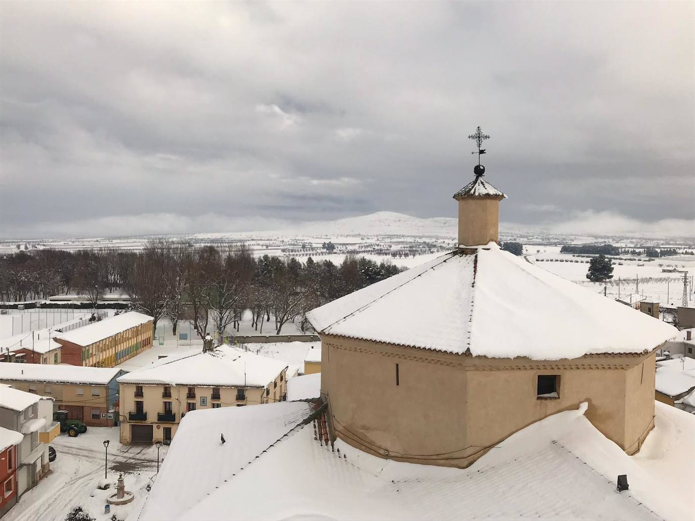 La borrasca 'Filomena' sigue descargando con fuerza sobre la Comunitat Valenciana este domingo. Nieve, hielo y lluvia en una jornada en la que los servicios de emergencia trabajan para minimizar los daños causados por el temporal