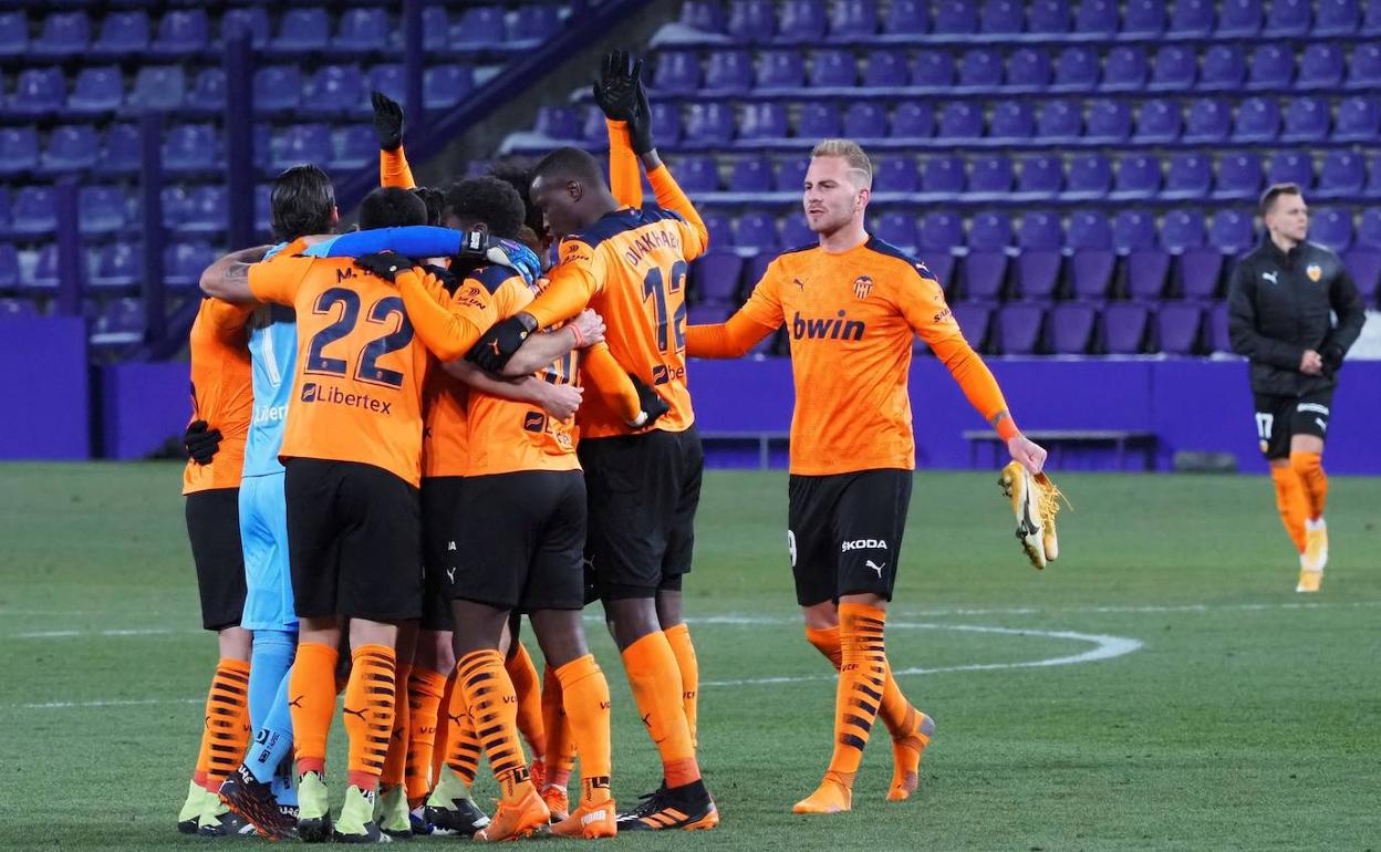 Los futbolistas celebran el triunfo ante el Valladolid