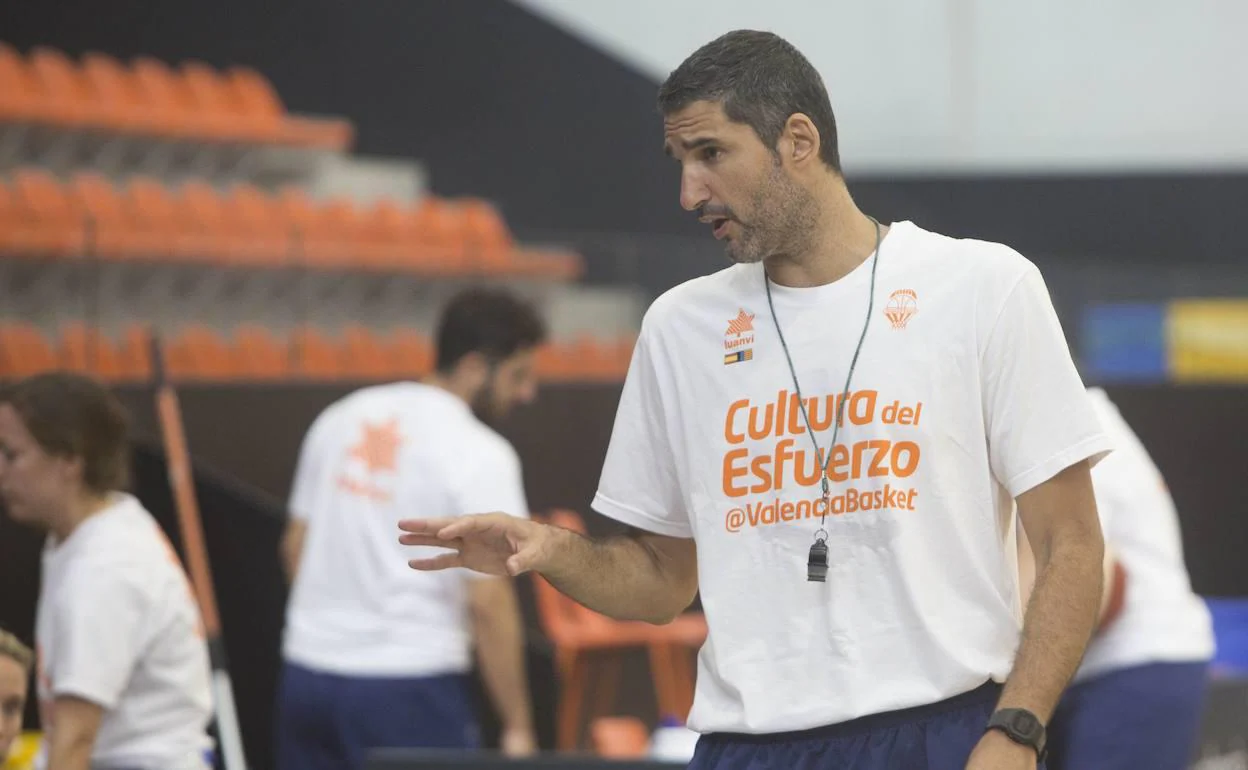 El entrenador del Valencia Basket femenino, Rubén Burgos, positivo en Covid. 