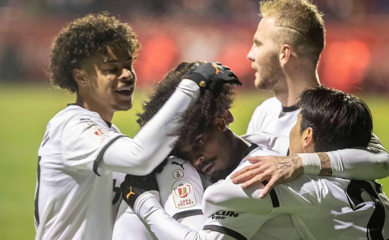 Los jugadores del Valencia celebran uno de sus goles frente al Yecla. 