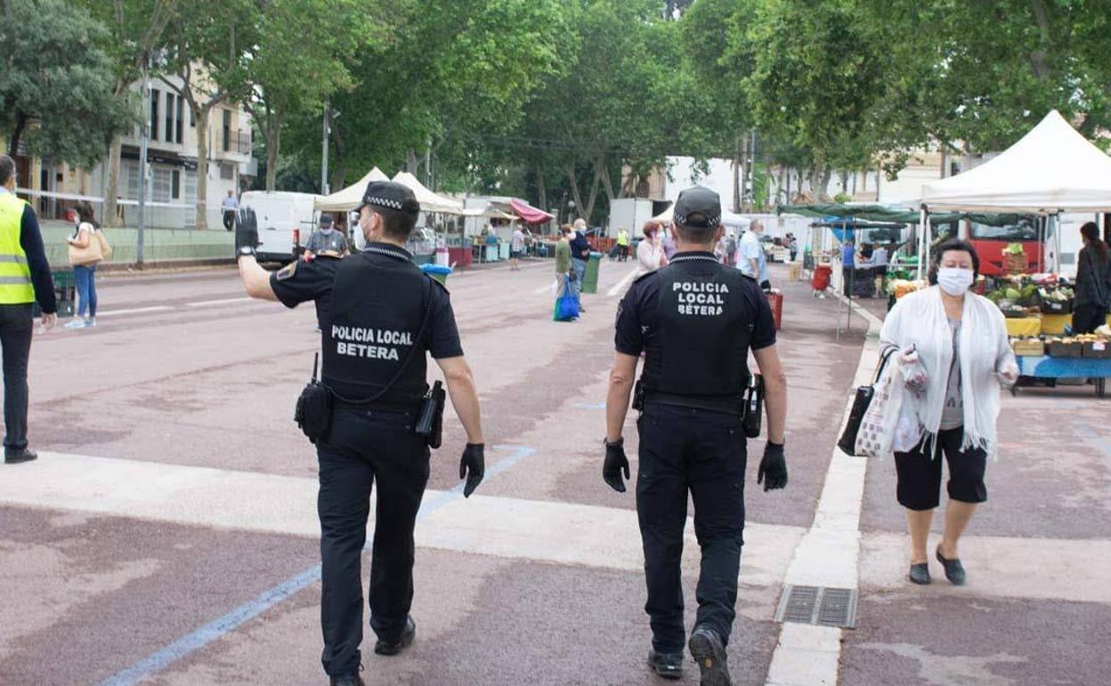 Dos policías locales en Bétera