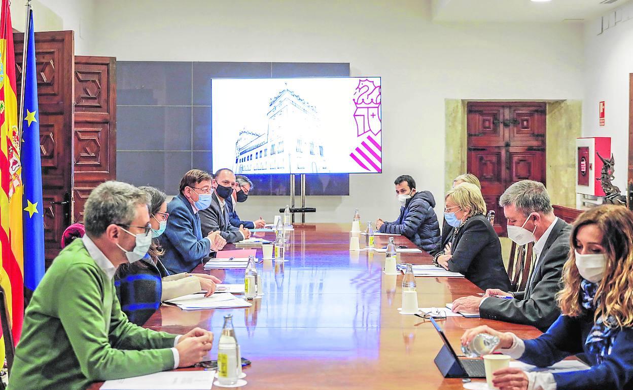 Altos cargos del Consell en una reunión interdepartamental. 