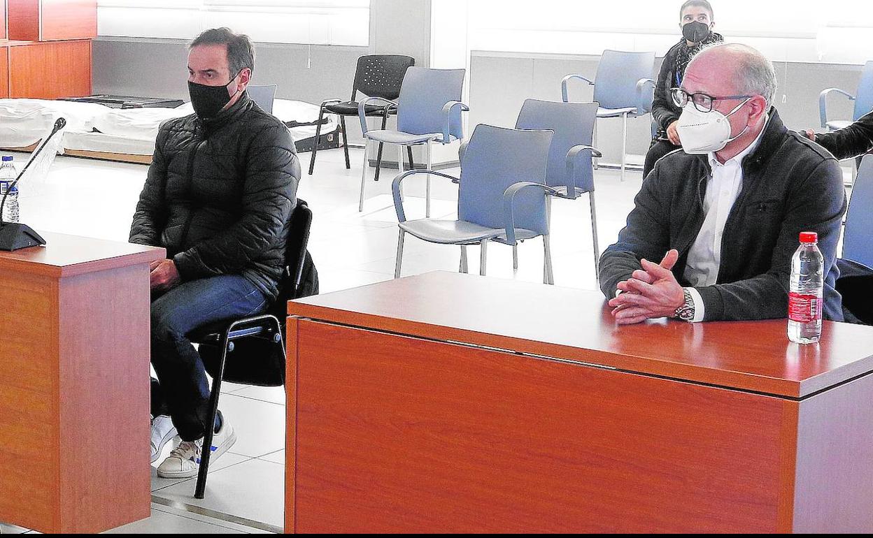 El exgerente Esteban Cuesta junto al exvicepresidente de la Diputación de Valencia Enrique Crespo, en el juicio.