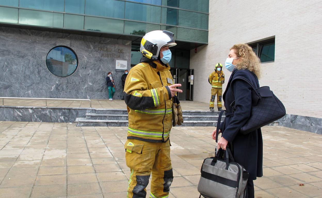 Un bombero comenta a la decana sus conclusiones tras la inspección.