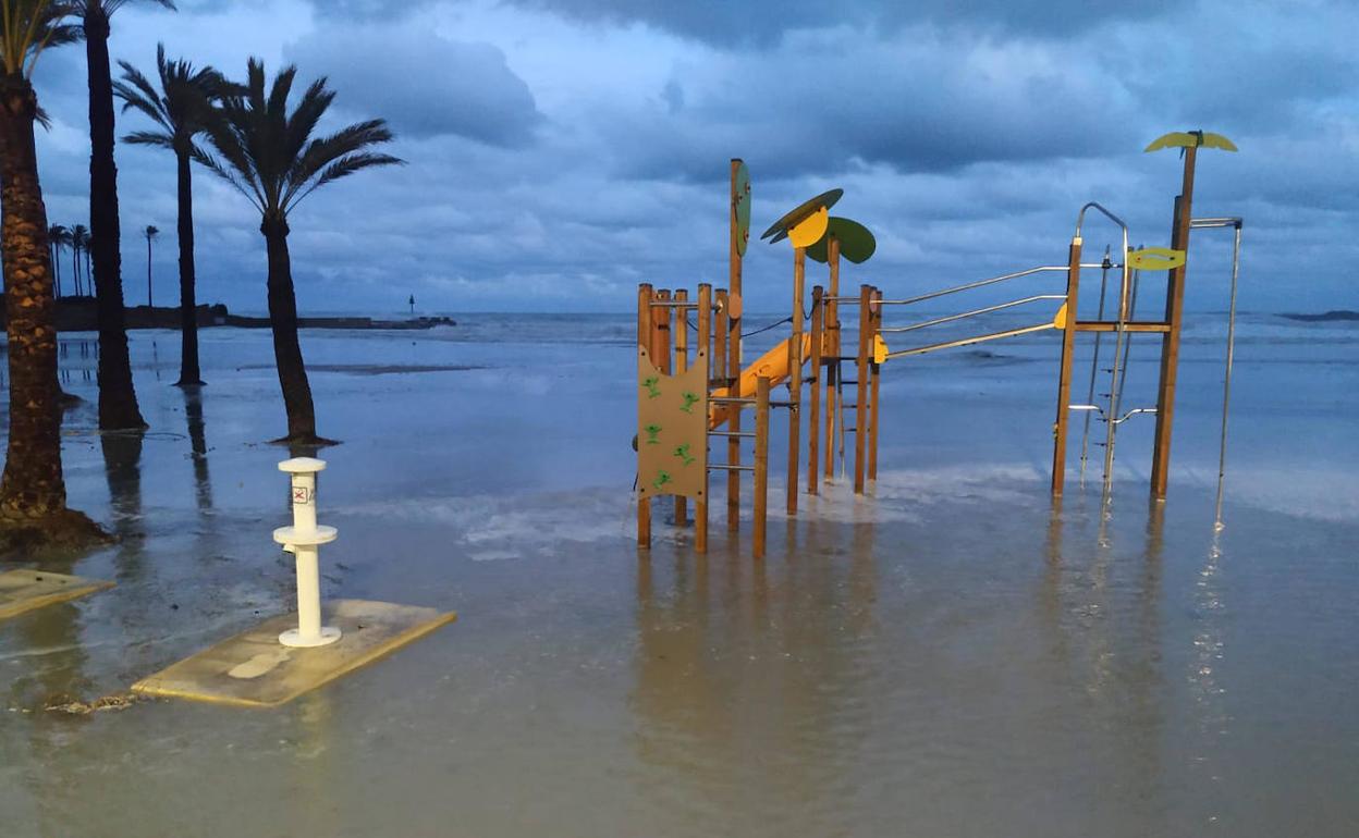 La playa del Arenal del Xàbia, con el agua hasta los lavapiés. 