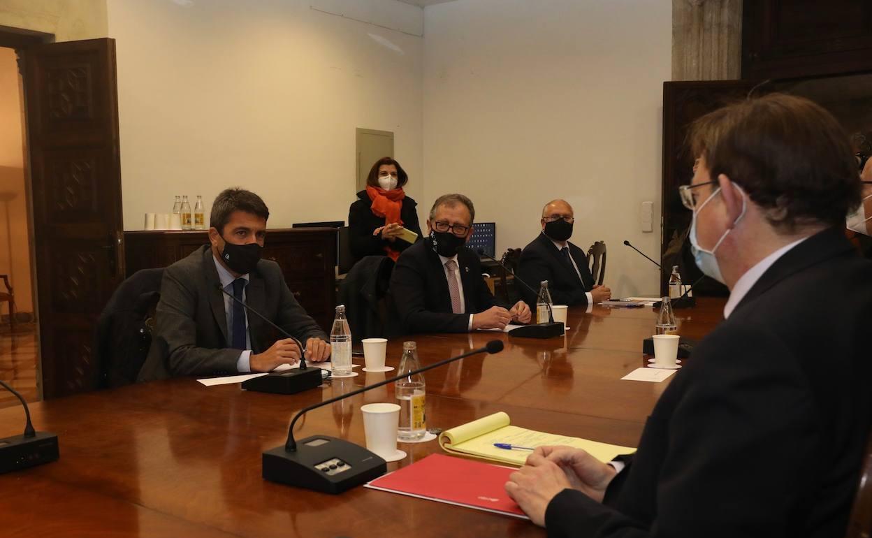 Mazón, Puig y otros dirigentes de la Comunitat Valenciana, en la reunión de este martes. 