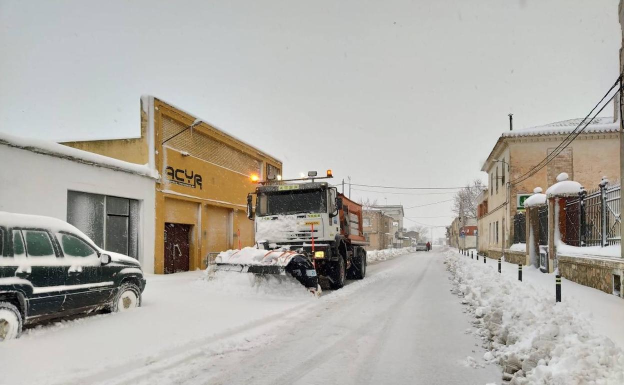 Carreteras cortadas por el temporal en la Comunitat | La nieve y el hielo dificultan la circulación en 140 carreteras de la Comunitat