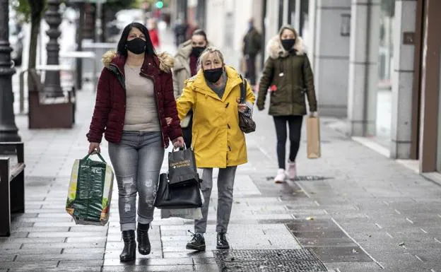 Las mascarillas y el distanciamiento social continuarán al menos hasta el final de este año