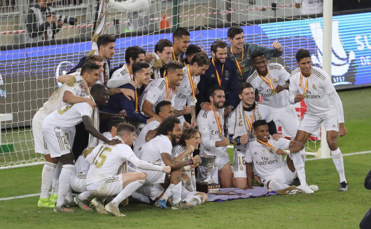 Los jugadores del Real Madrid posan con el trofeo de la Supercopa de España 2020.