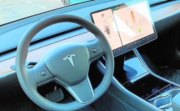 Imagen principal - Tesla apuesta por la reducción de mandos y los materiales premium en el interior.