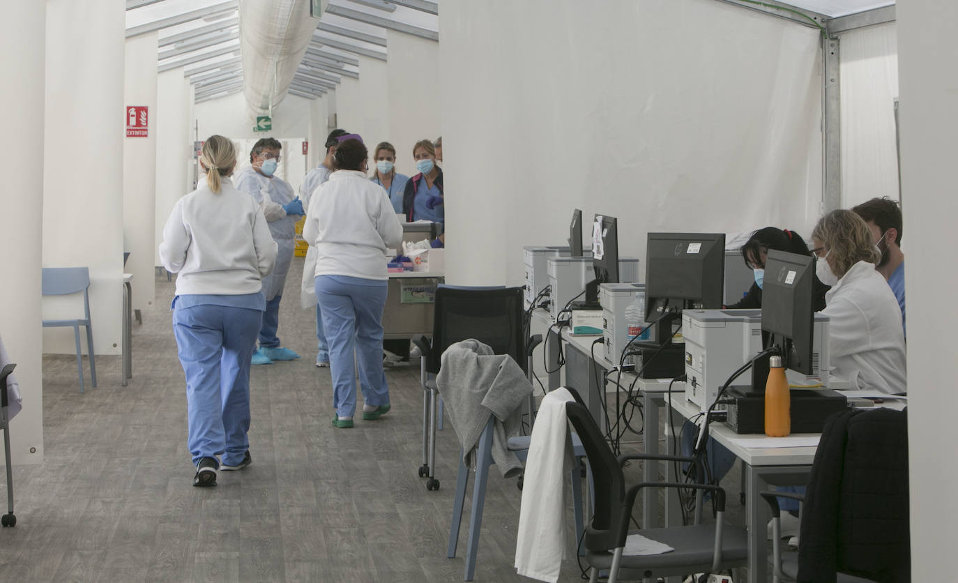 La Conselleria de Sanidad ha habilitado los hospitales campaña de Valencia, Castellón y Alicante ante el incremento de la presión asistencial. En el situado junto a La Fe, en imágenes, se han preparado 120 camas pensadas para pacientes leves de Covid-19 que requieran continuar hospitalizados.