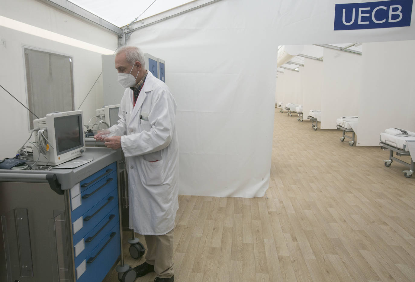 La Conselleria de Sanidad ha habilitado los hospitales campaña de Valencia, Castellón y Alicante ante el incremento de la presión asistencial. En el situado junto a La Fe, en imágenes, se han preparado 120 camas pensadas para pacientes leves de Covid-19 que requieran continuar hospitalizados.