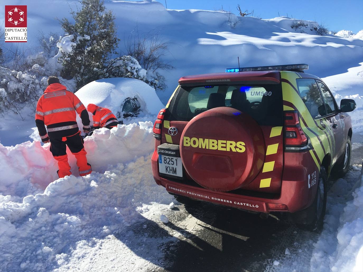 Las bajas temperaturas de la ola de frío que llega tras la borrasca 'Filomena' mantienen las nevadas en algunos puntos de la Comunitat, donde se siguen requiriendo los servicios de emergencia para despejar la nieve. En imagen, los bomberos intervienen en Ares (Castellón)