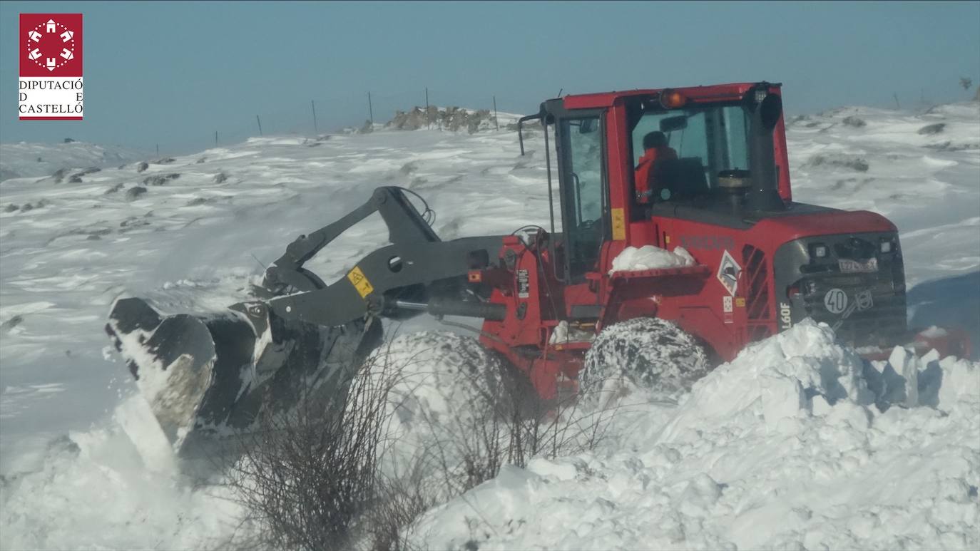 Las bajas temperaturas de la ola de frío que llega tras la borrasca 'Filomena' mantienen las nevadas en algunos puntos de la Comunitat, donde se siguen requiriendo los servicios de emergencia para despejar la nieve. En imagen, los bomberos intervienen en Ares (Castellón)