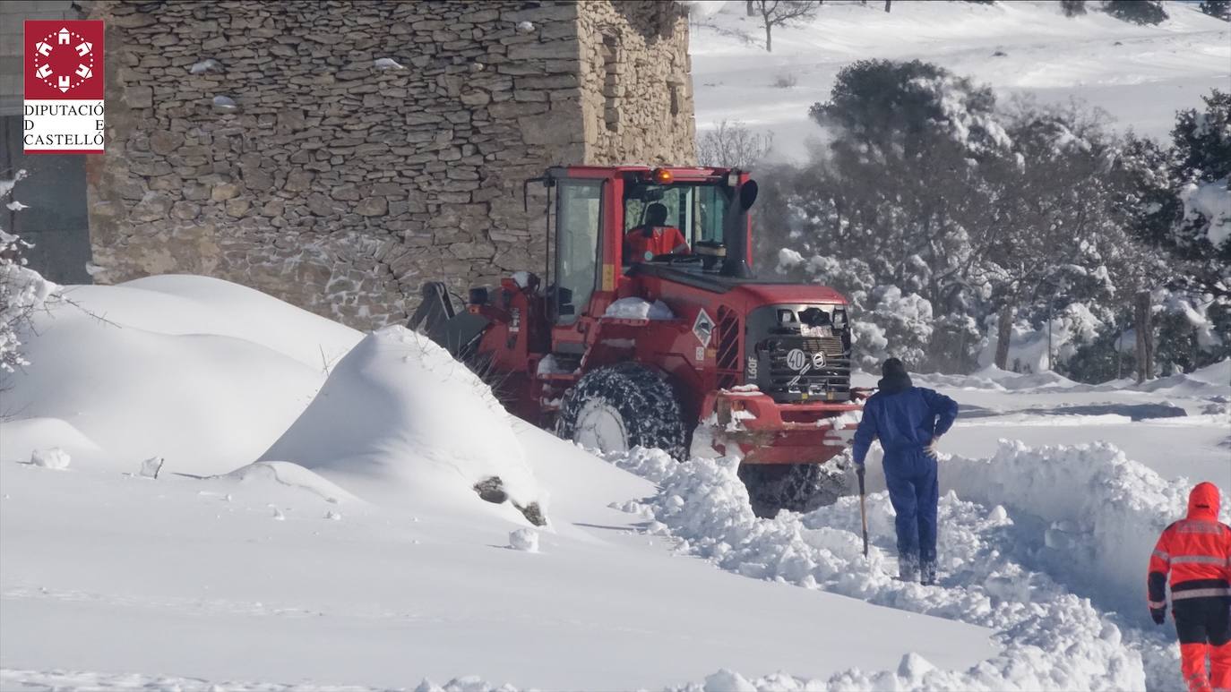 Las bajas temperaturas de la ola de frío que llega tras la borrasca 'Filomena' mantienen las nevadas en algunos puntos de la Comunitat, donde se siguen requiriendo los servicios de emergencia para despejar la nieve. En imagen, los bomberos intervienen en Ares (Castellón)