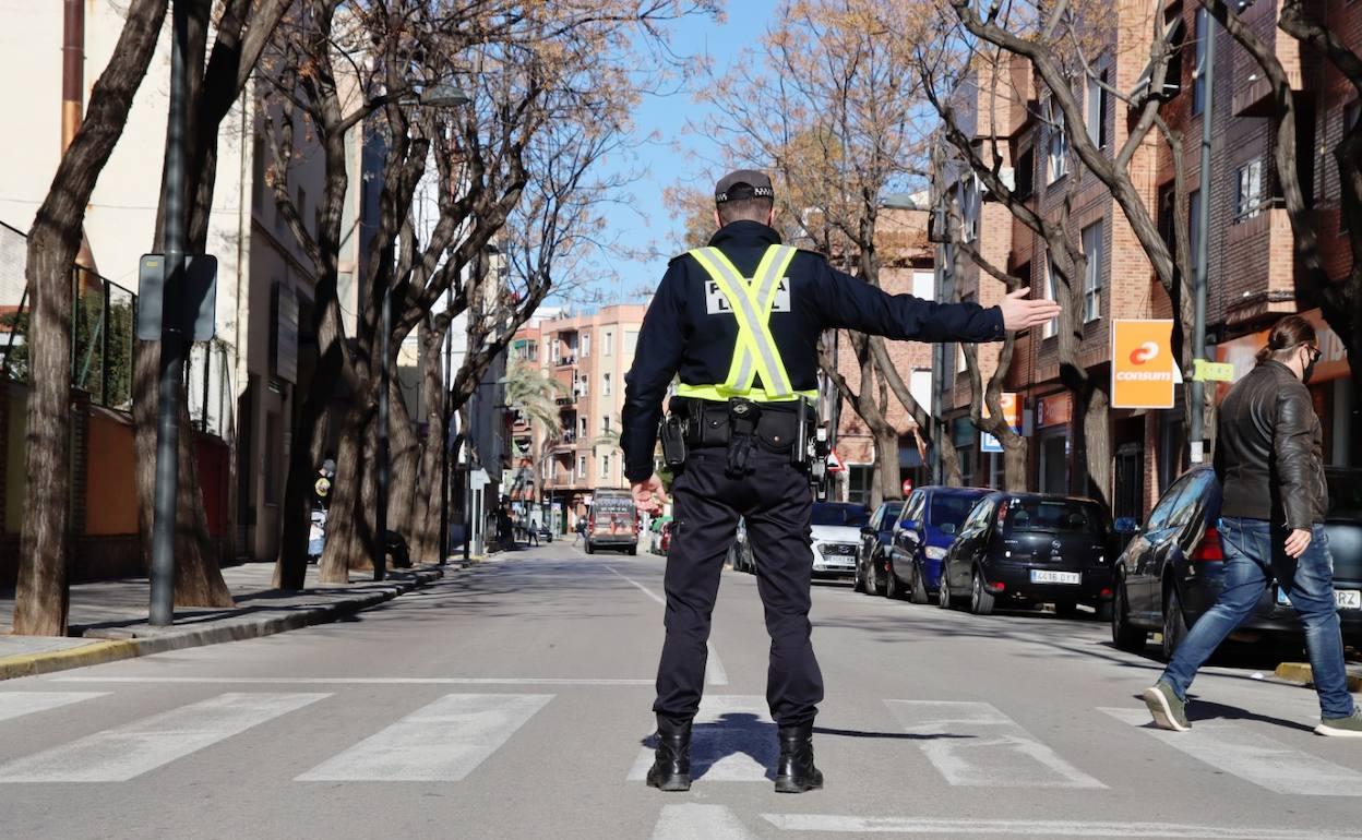 Un agente dirige el paso de peatones. 