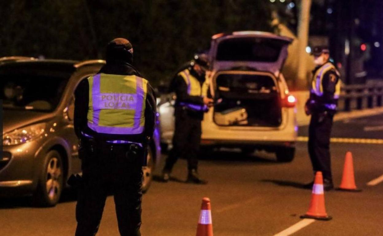 Control de la Policía Local de Alicante para controlar el toque de queda. 