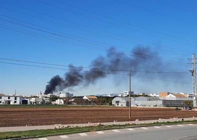 Imagen secundaria 1 - Arde una nave industrial junto al antiguo cementerio de Tavernes Blanques