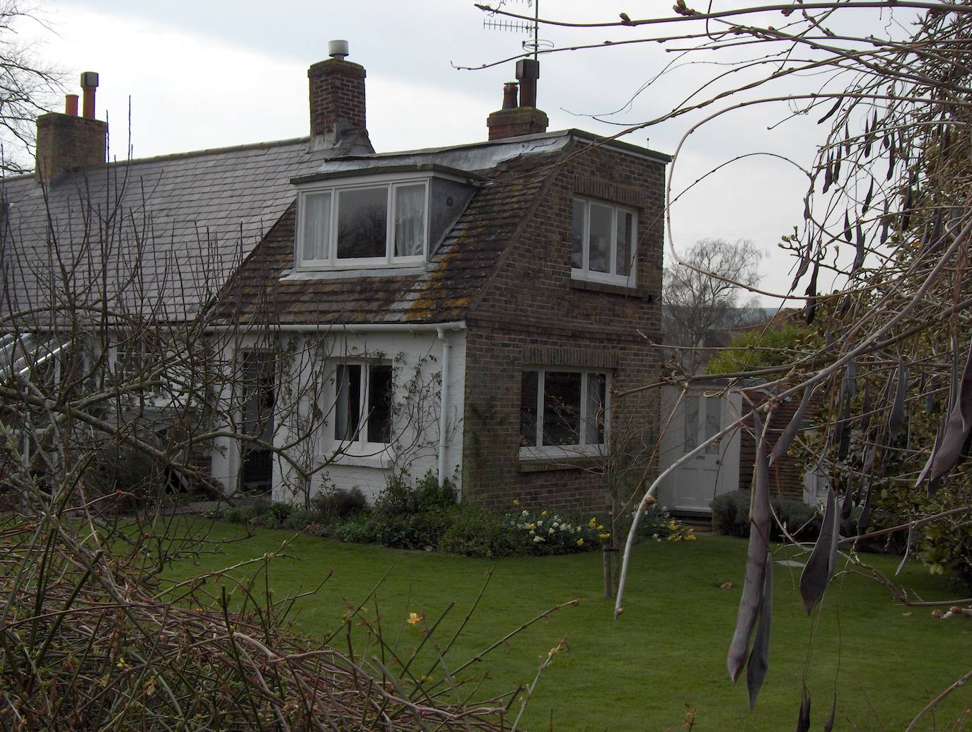 11.- Virginia Wolf (Rodmell, Sussex Oriental, Inglaterra) | Esta modesta casa de campo del siglo XVII, llamada Monk's House, fue el refugio habitual de Virginia Wolf y su esposo Leonard. La adquirieron en 1919. Dicen que sus jardines fueron fuente de paz e inspiración para la escritora, autora entre otras de 'La señora Dalloway'.