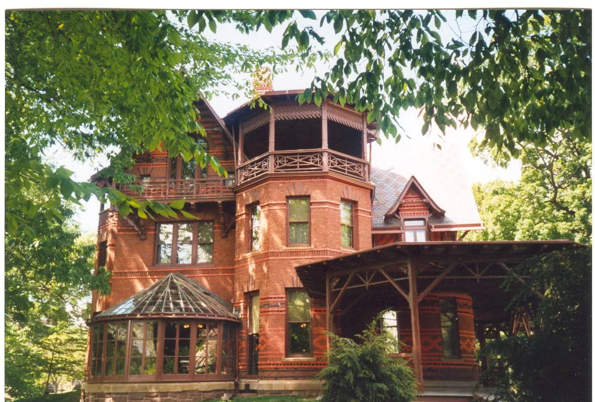 12.- Mark Twain (Connecticut, Estados Unidos) | La casa del famoso escritor, construida en 1874, es un claro ejemplo del estilo gótico victoriano. Fue diseñada por el propio Twain y su esposa y allí vivieron durante 17 años. Aquí fue donde escribió 'Las aventuras de Huckleberry Finn' y las de Tom Sawyer.