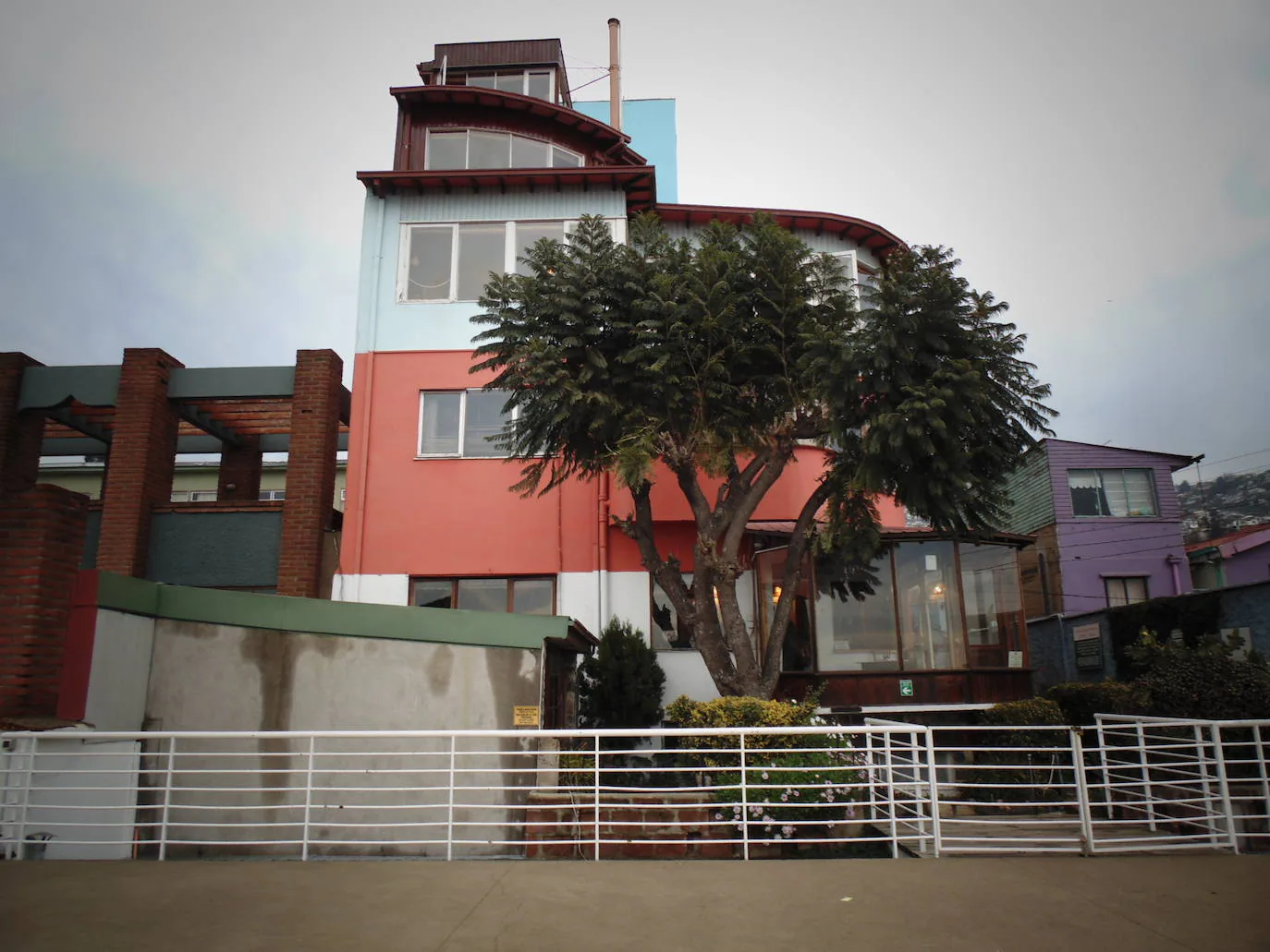3.- Pablo Neruda (Valparaíso, Chile) | La Sebastiana, que sí se llama la casa, es una vivienda de cuatro pisos, con escaleras estrechas y una espléndida vista a la bahía. Neruda habla de la construcción de esta casa en los versos titulados 'A la Sebastiana'.