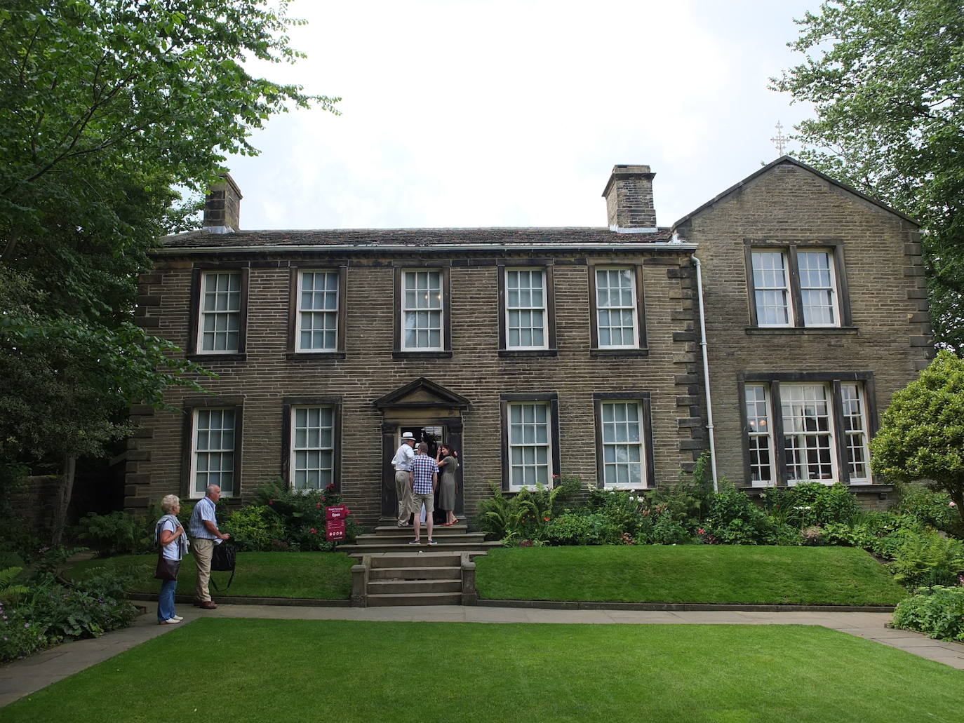 8.- Charlotte, Emily y Anne Bröontë (Haworth, Reino Unido) | Las hermanas Brontë (Emily fue la autora de 'Cumbres Borrascosas') vivieron en esta casa parroquial de Haworth a partir de 1820. En la actualidad, se puede visitar su residencia.