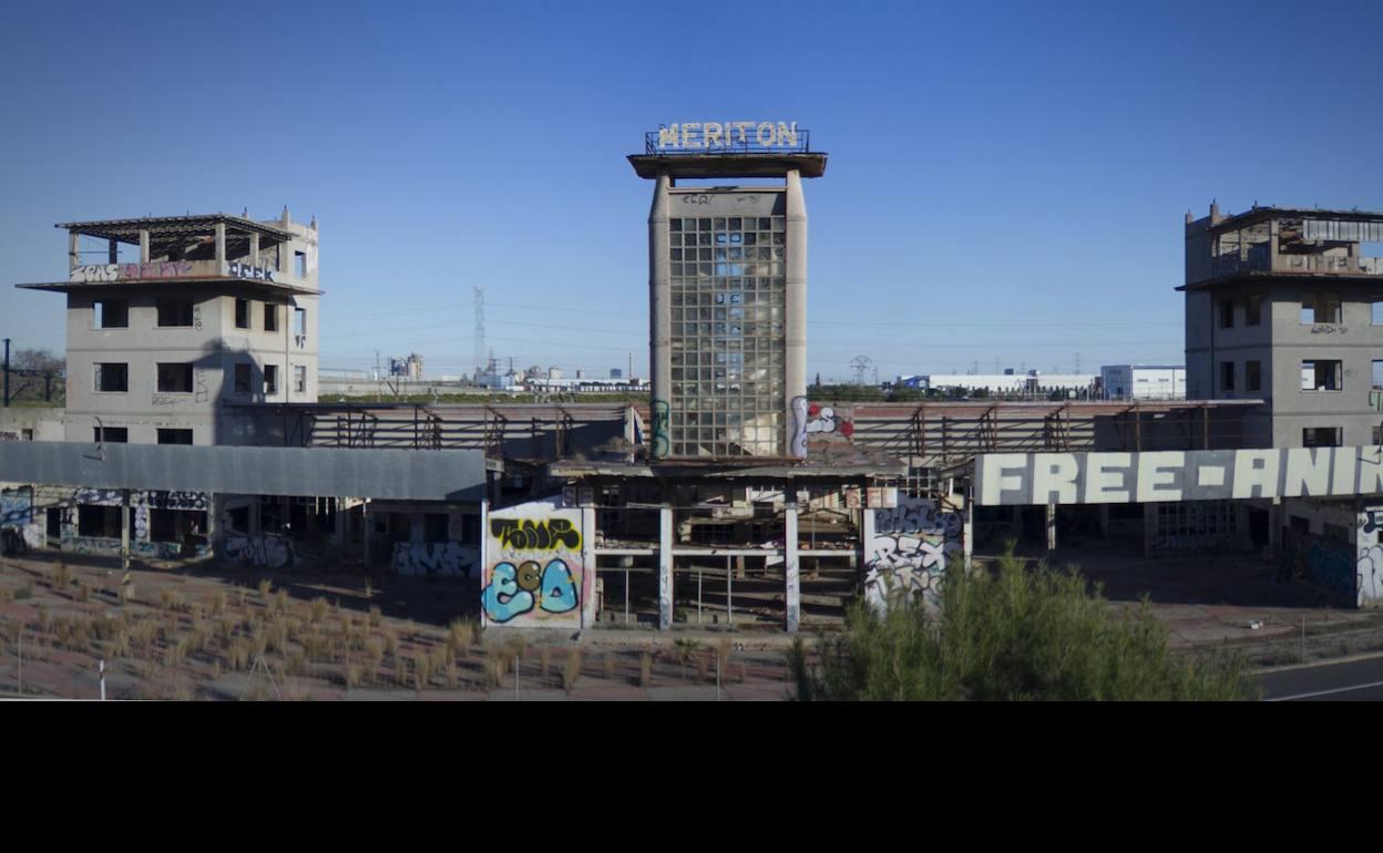 El taller que albergaba un concesionario de coches en Sagunto con el cartel de Meriton. 