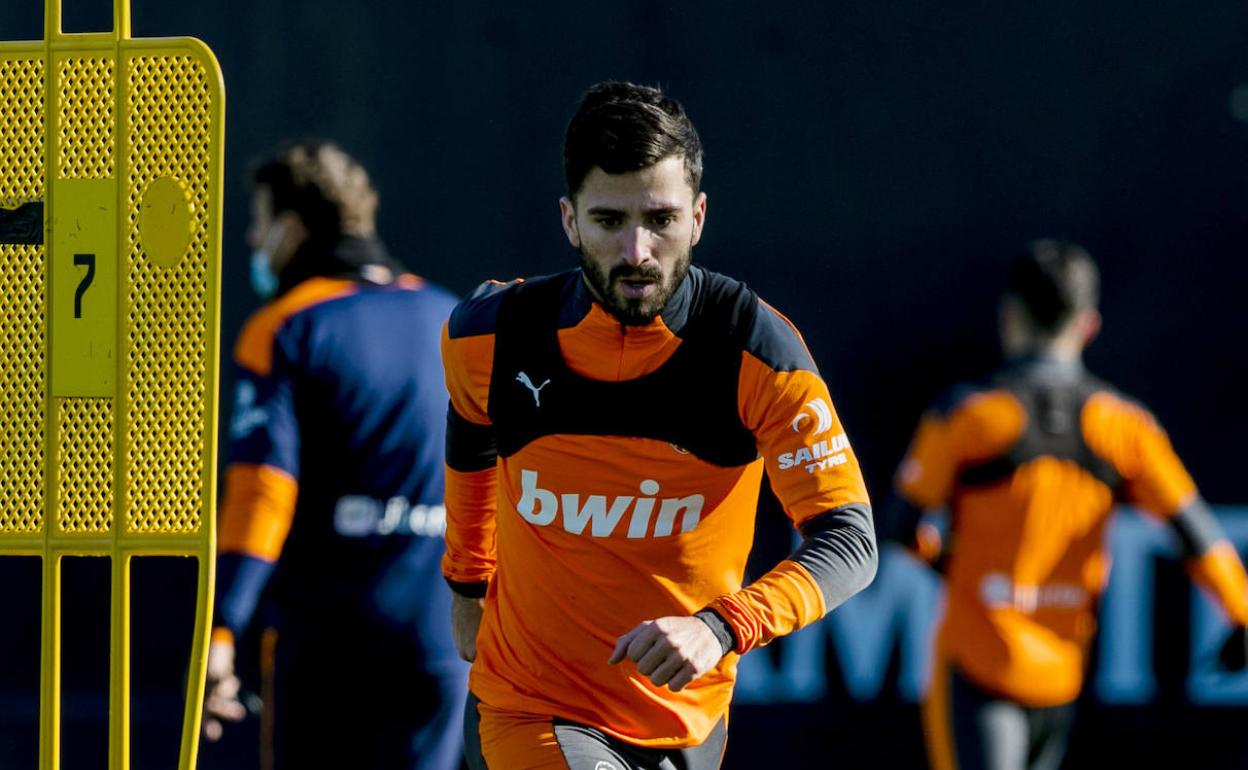 Gayà, durante el entrenamiento de ayer en Paterna. 