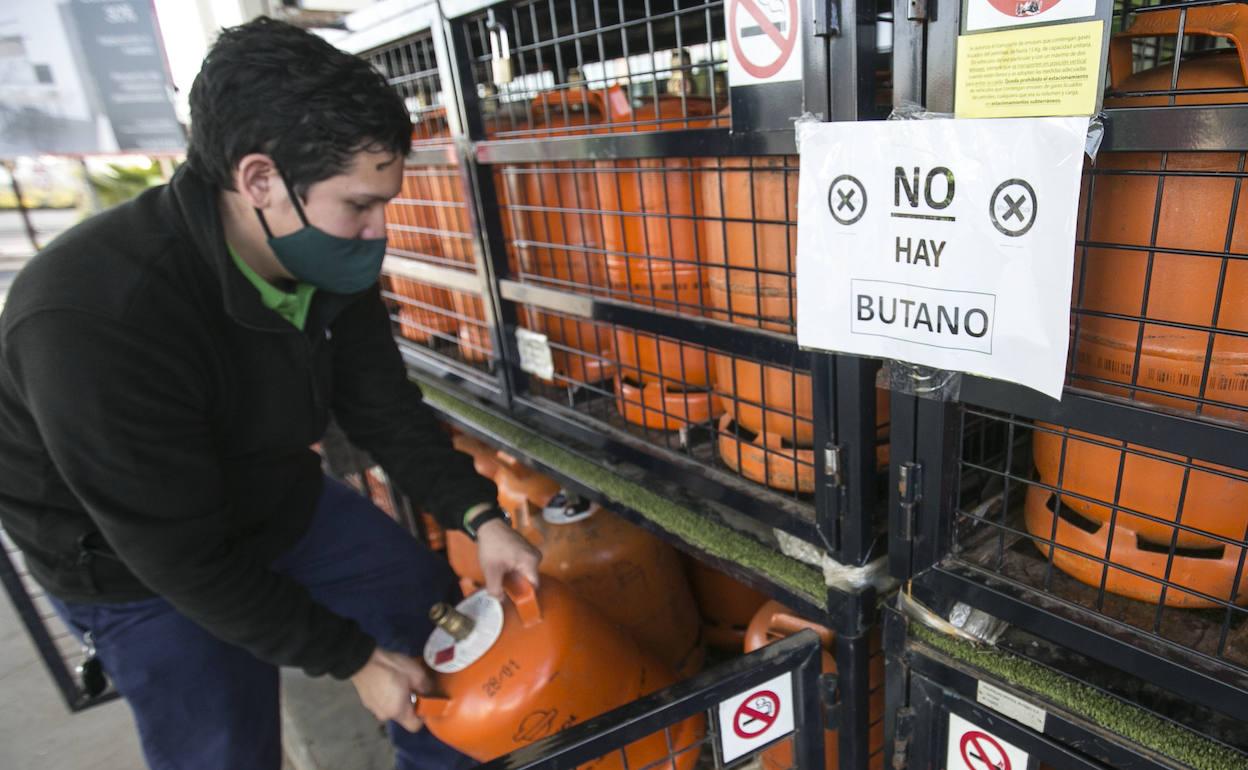 Una gasolinera en San Antonio de Benagéber con botellas de butano vacías. 