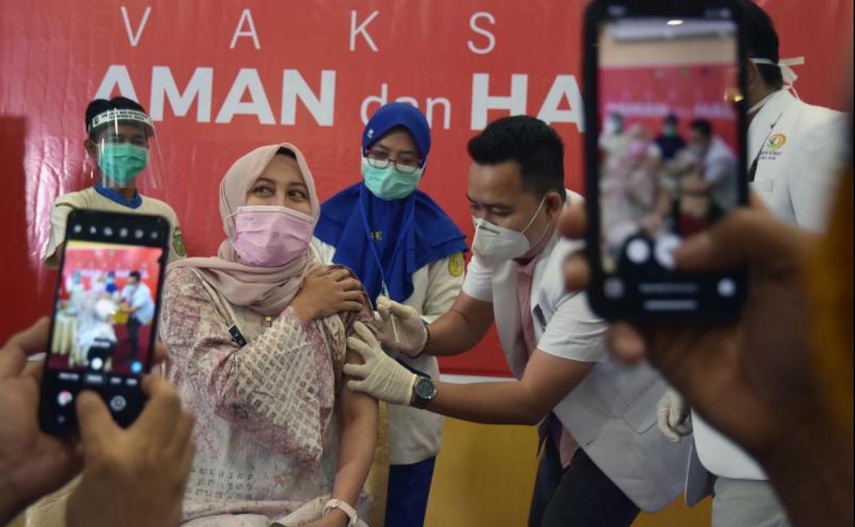 Una doctora recibe una de las primeras vacunas de Sinovac en Indonesia.