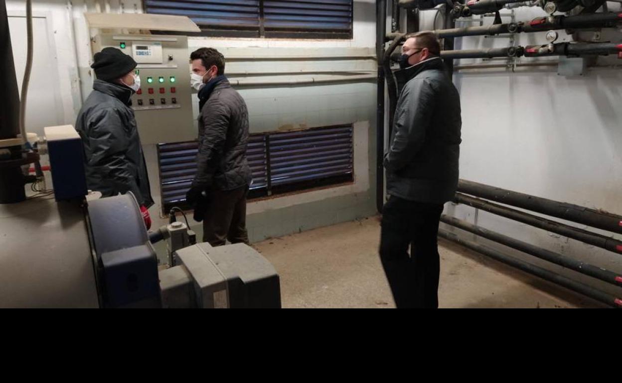 Las autoridades locales revisan las instalaciones eléctricas. 