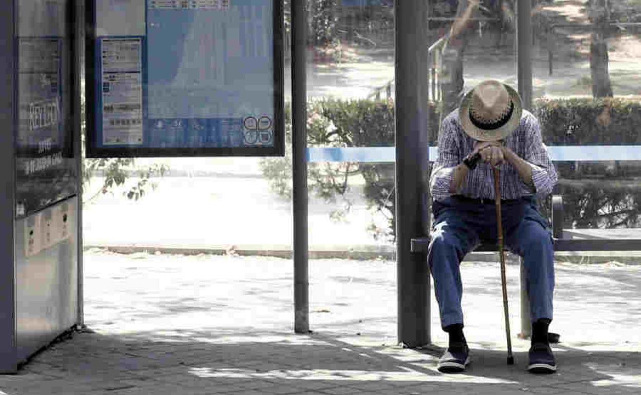 Pensionista esperando al autobús.