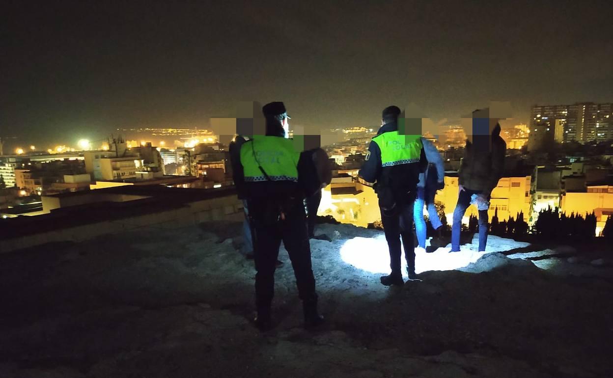 «Cazados» por la policía de botellón en una ladera del Castillo de San Fernando. 