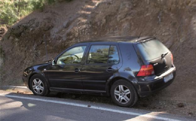 La DGT explica si se puede aparcar en una carretera sin arcén