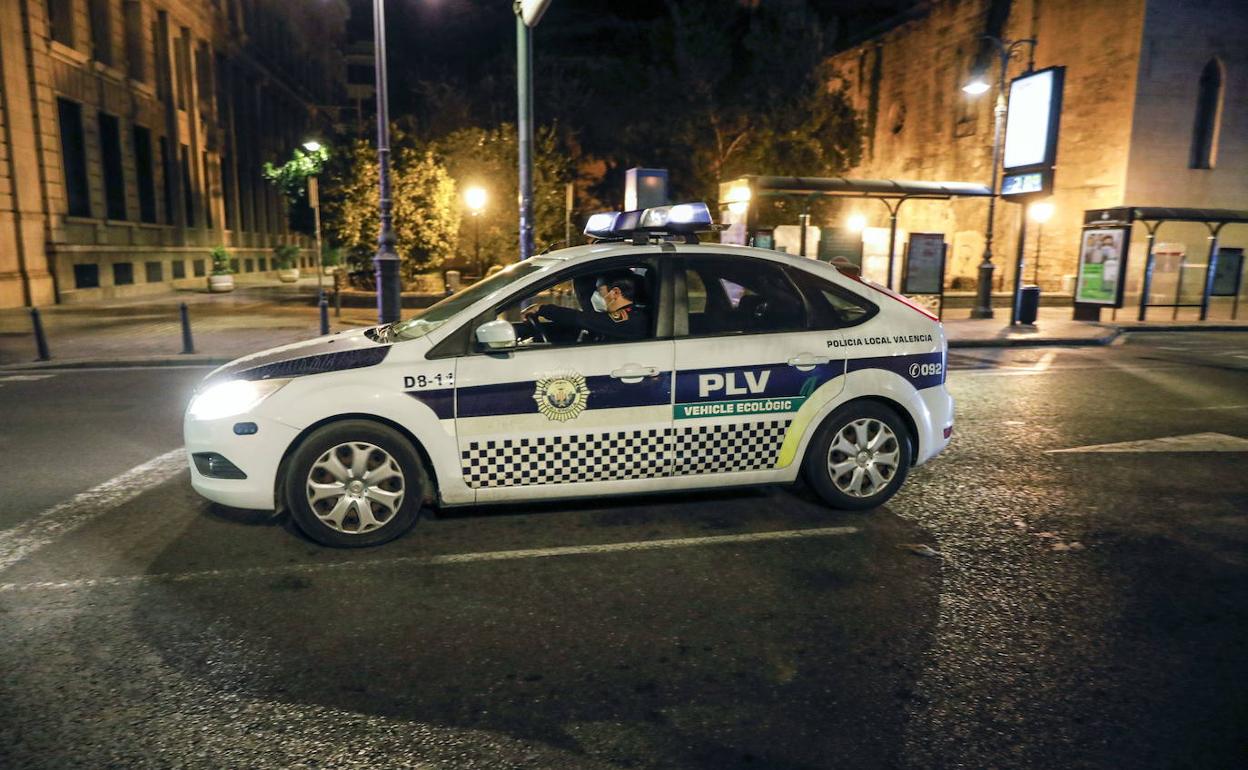 Una patrulla de la Policía Local durante el toque de queda en Valencia. 