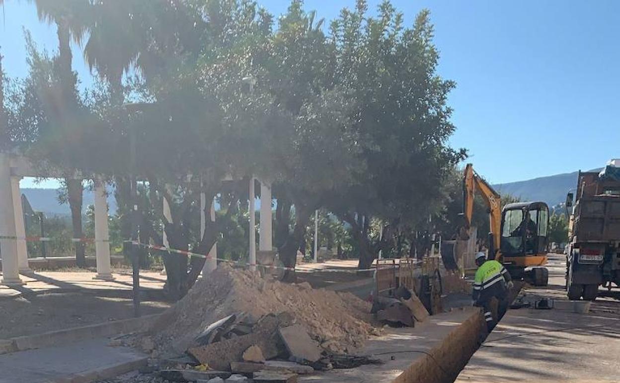 Obras en la calle Ronda en la localidad de Beniflà. 