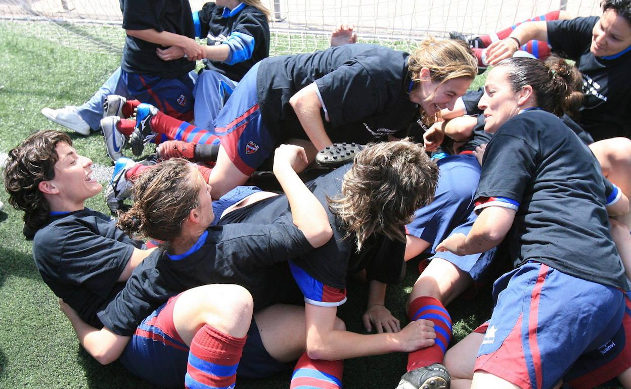 Las jugadoras del Levante celebran el título de la Superliga obtenido en 2008.