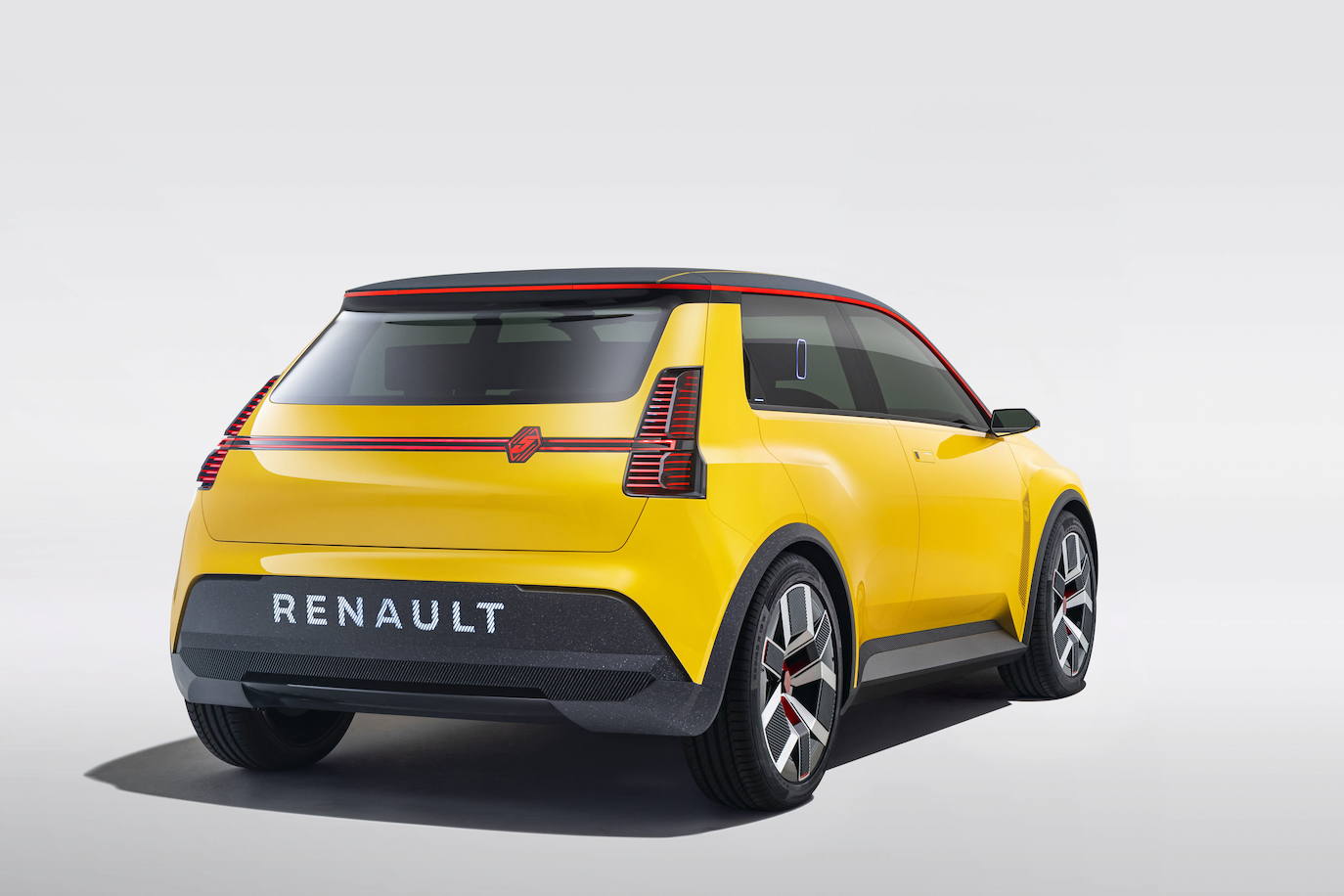 La firma automovilística Renault lanzará 14 vehículos nuevos hasta 2025, de los cuales siete de ellos serán totalmente eléctricos. En el marco de la presentación de su nuevo 'hoja de ruta', Renault ha mostrado el nuevo prototipo Renault 5. La función del nuevo Renault 5 es la de demostrar que la marca «democratizará» el vehículo eléctrico en Europa a través de una versión moderna de este clásico y popular automóvil, que se trata de un urbano compacto 100% eléctrico. Con una carrocería amarilla, el equipo de diseño se ha inspirado en el R5 y le da al modelo un enfoque moderno que se evidencia en los acabados y en los materiales elegidos, inspirados en el mundo de la electrónica, el mobiliario y el deporte. 