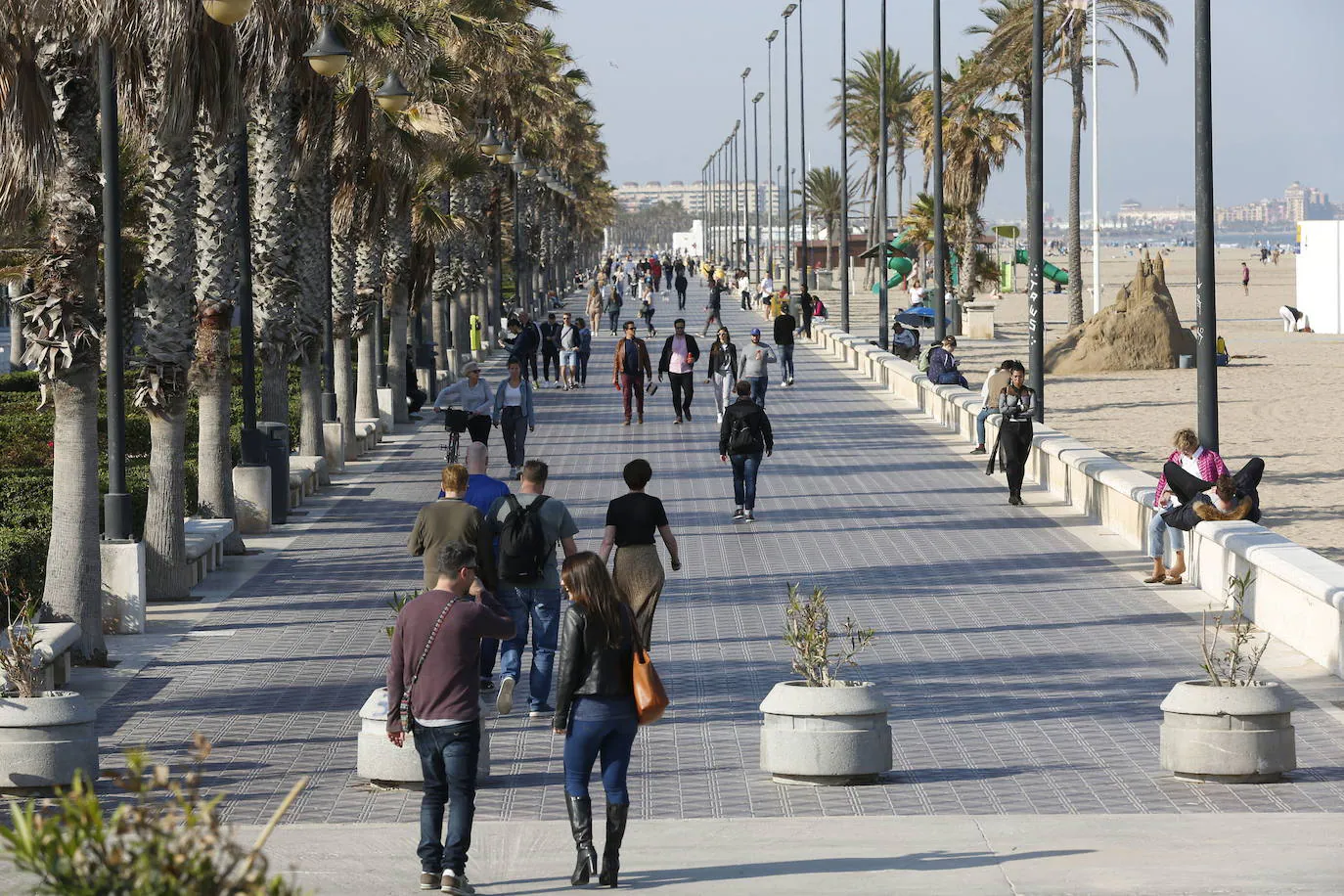 1.- Valencia | El informe destaca su clima que, ni muy caliente ni muy seco, invita a salir a la calle, a tener vida social y a practicar deporte, actividades beneficiosas para la salud que a su vez facilitan la absorción de vitamina D necesaria. En esta misma línea, su ubicación y la brisa del mar permiten que el aire de la ciudad adquiera unos bajos niveles de contaminación en comparación a otras ciudades españolas. También ayuda a mantener una buena calidad del aire su alto número de zonas verdes.