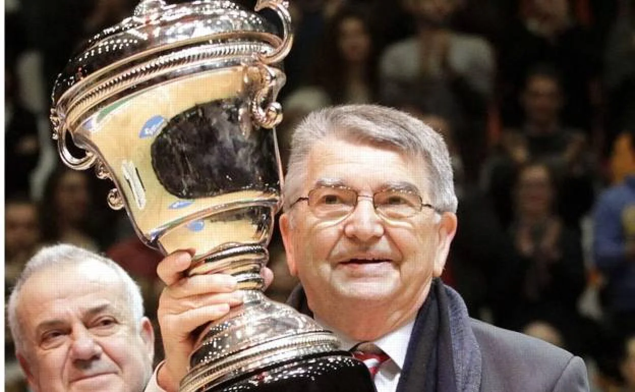 Miki Vukovic, con el trofeo de la Copa del Rey de 1998 en el homenaje que recibió en 2016. 