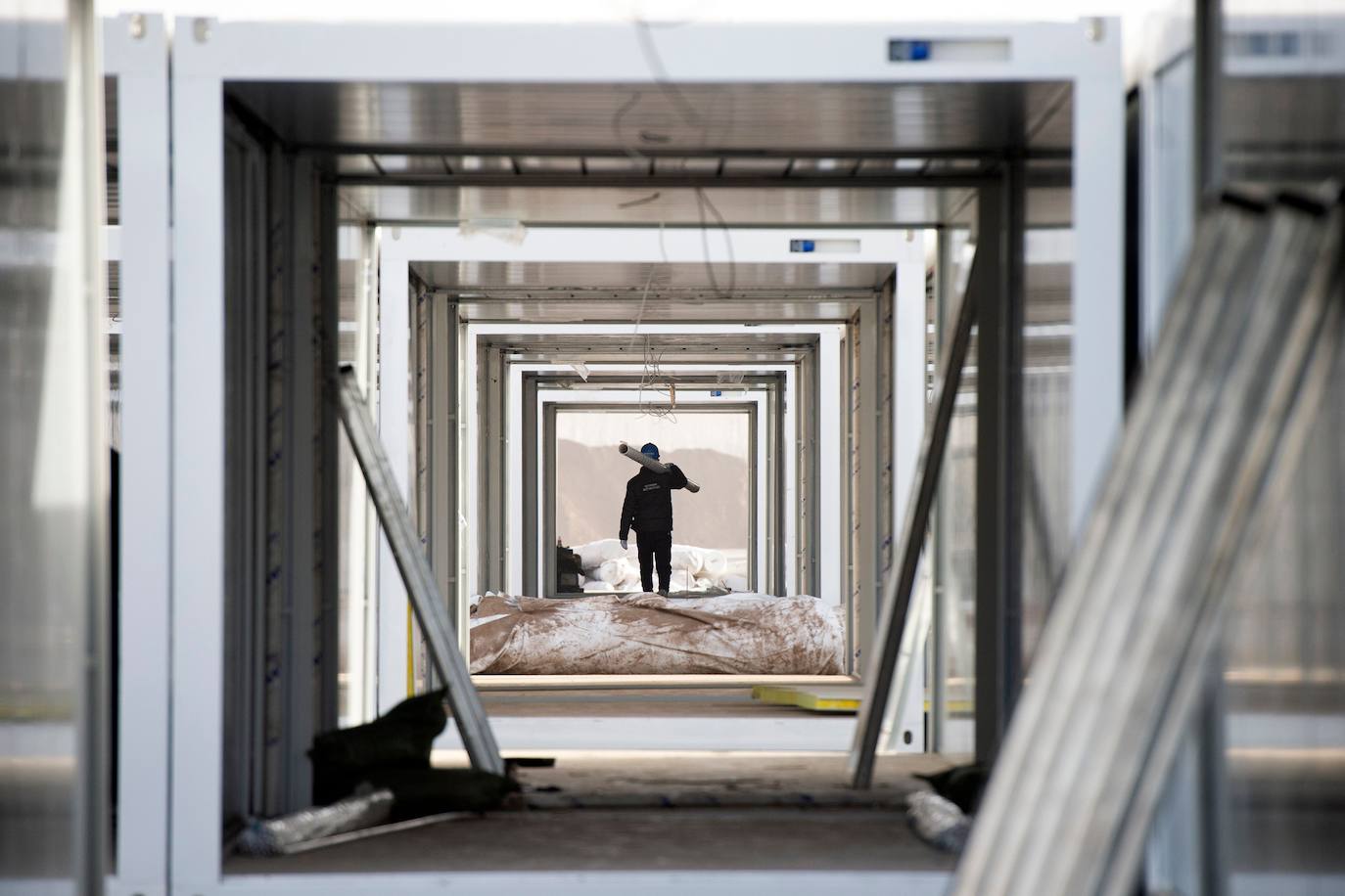 Parece un dejà vu. Apenas un año después de que las excavadoras levantaran los hospitales de emergencia para pacientes enfermos por Covid en Wuhan, la historia vuelve a repetirse al norte de China. Las famosas infraestructuras conocidas como el Arca de Noé vuelven a levantar sus cimientos a gran escala y comienza la llegada a contrarreloj de miles y miles de médicos procedentes de distintos puntos del país. El repunte de casos unido a la primera muerte, después de 8 meses sin bajas médicas, han hecho saltar las alarmas. Más de 20.000 residentes de aldeas alrededor de Shijiazhuang, a unos 294 kilómetros al suroeste de Pekín, fueron enviadas a partir del miércoles a instalaciones del Estado (en las fotos) para cumplir cuarentena. 