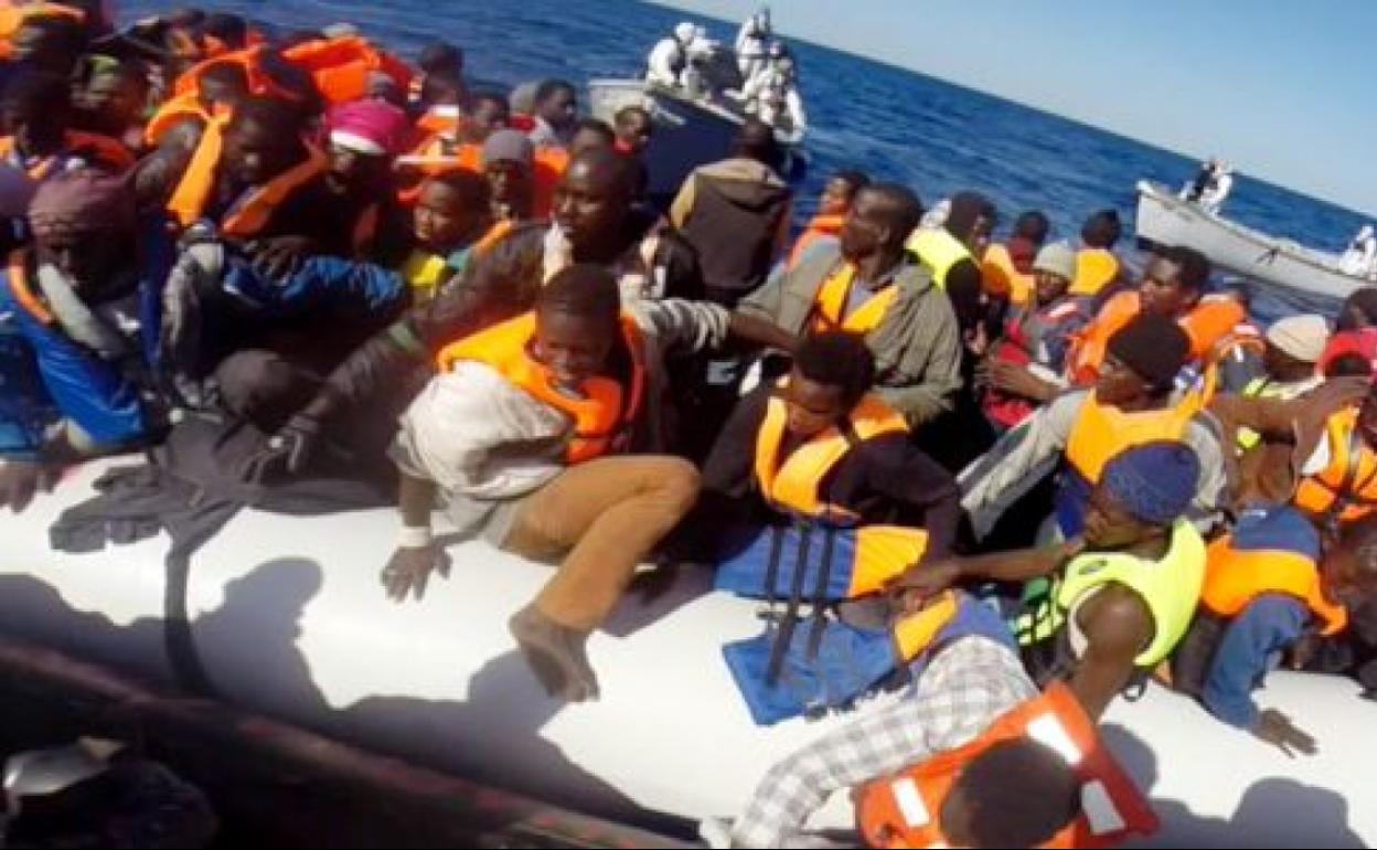 Una de las balsas neumáticas interceptadas por la guardia costera italiana con inmigrantes procedentes de Libia.