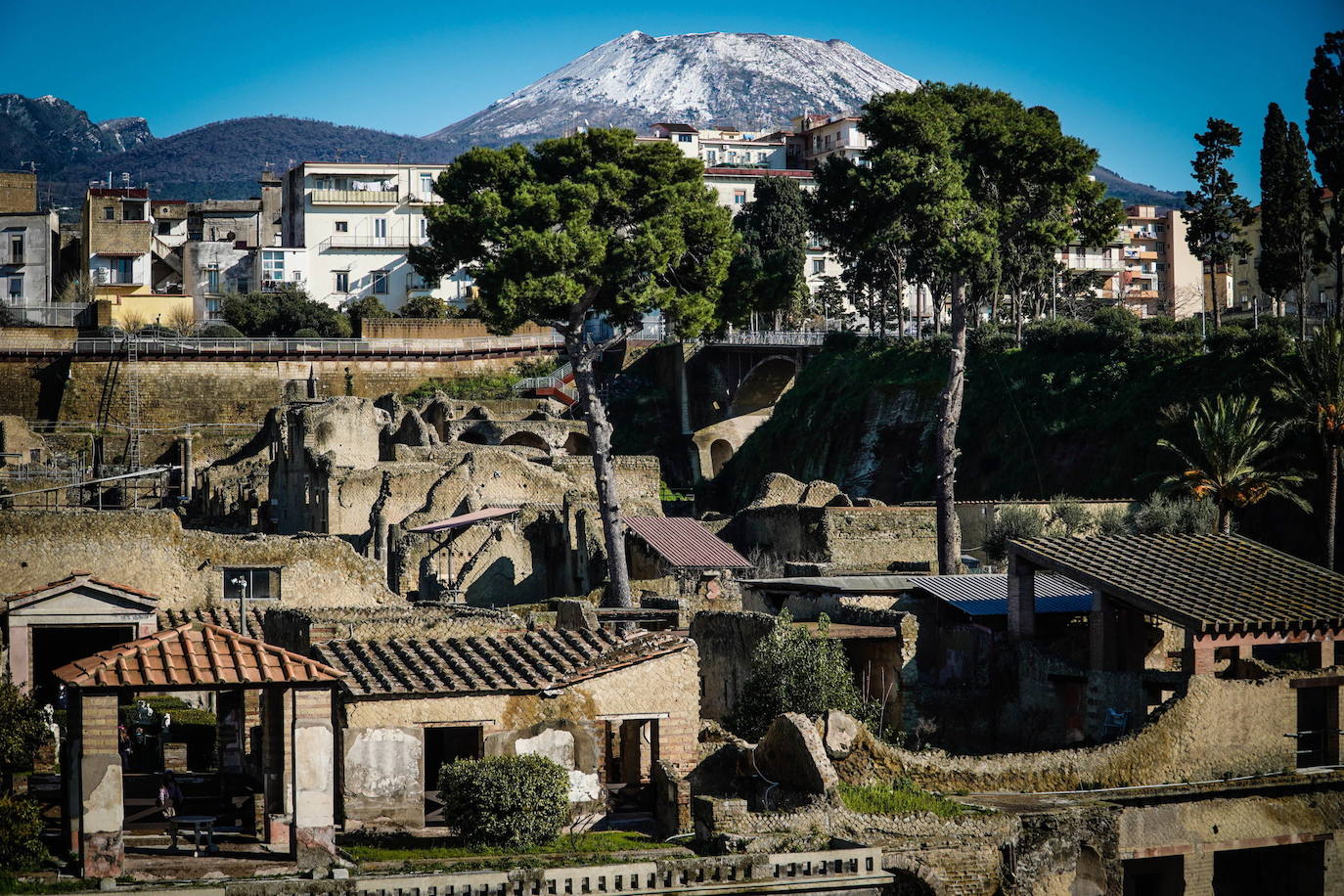 Los visitantes han vuelto a Herculano, la ciudad que fue enterrada en las cenizas de la erupción del Vesubio el 24 de agosto del año 79 d. C., al igual que su vecina Pompeya. El espacio arqueológico reabre tras permanecer semanas cerrado por la segunda ola del Covid-19. 