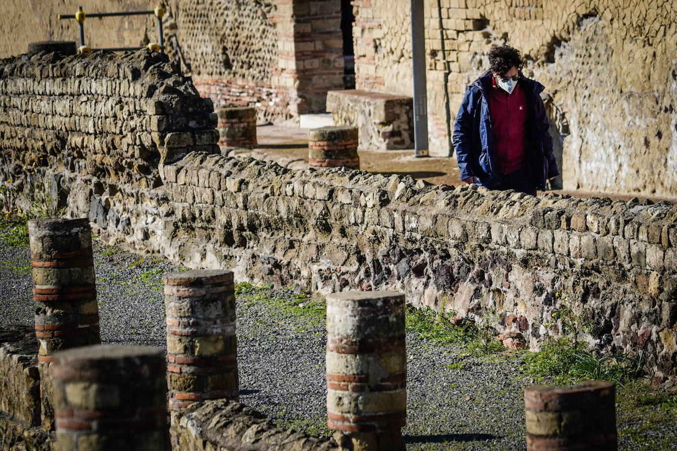 Los visitantes han vuelto a Herculano, la ciudad que fue enterrada en las cenizas de la erupción del Vesubio el 24 de agosto del año 79 d. C., al igual que su vecina Pompeya. El espacio arqueológico reabre tras permanecer semanas cerrado por la segunda ola del Covid-19. 