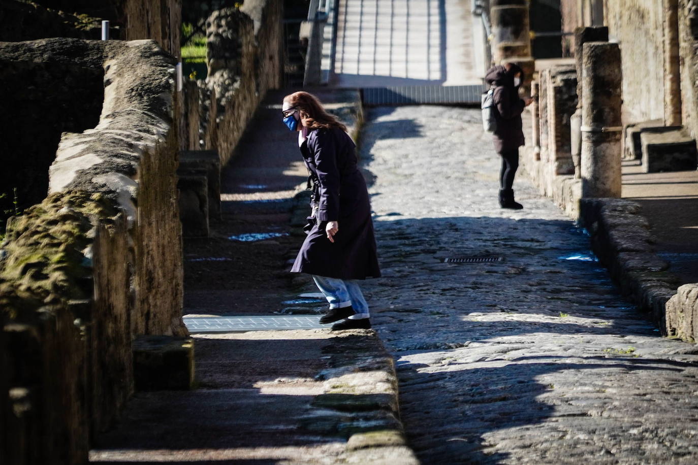 Los visitantes han vuelto a Herculano, la ciudad que fue enterrada en las cenizas de la erupción del Vesubio el 24 de agosto del año 79 d. C., al igual que su vecina Pompeya. El espacio arqueológico reabre tras permanecer semanas cerrado por la segunda ola del Covid-19. 