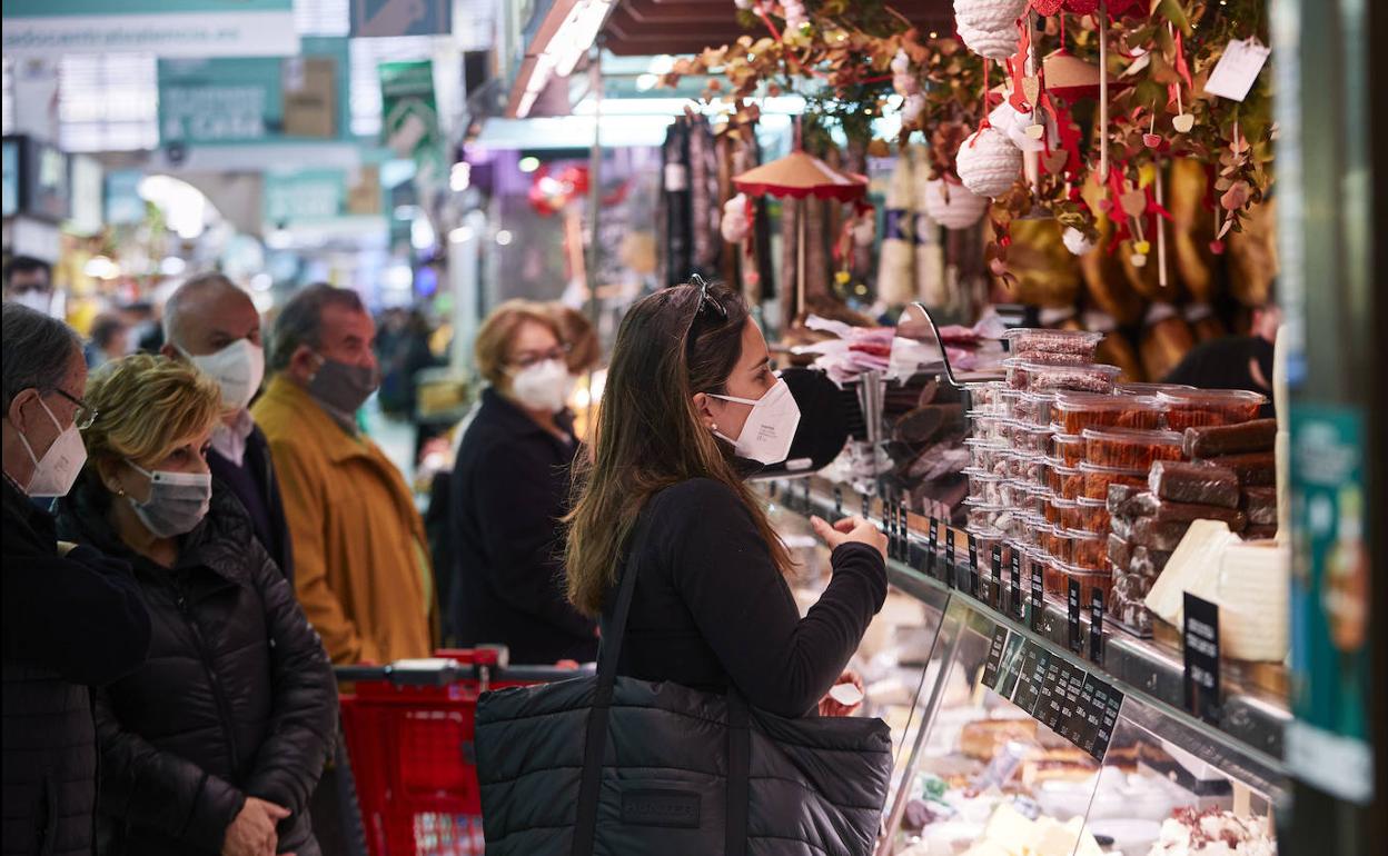 Clientes del Mercado Central, con mascarilla.